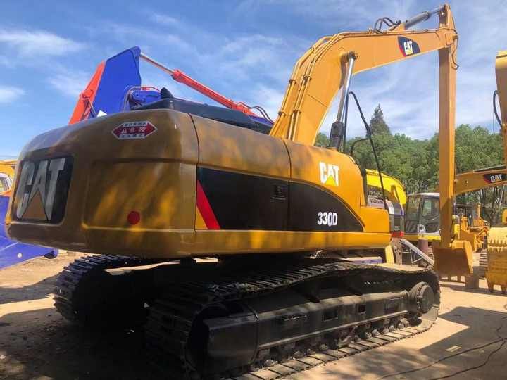 2000 Caterpillar 330D crawler excavator, rear three-quarter view 2000 Caterpillar 330D crawler excavator, rear three-quarter view