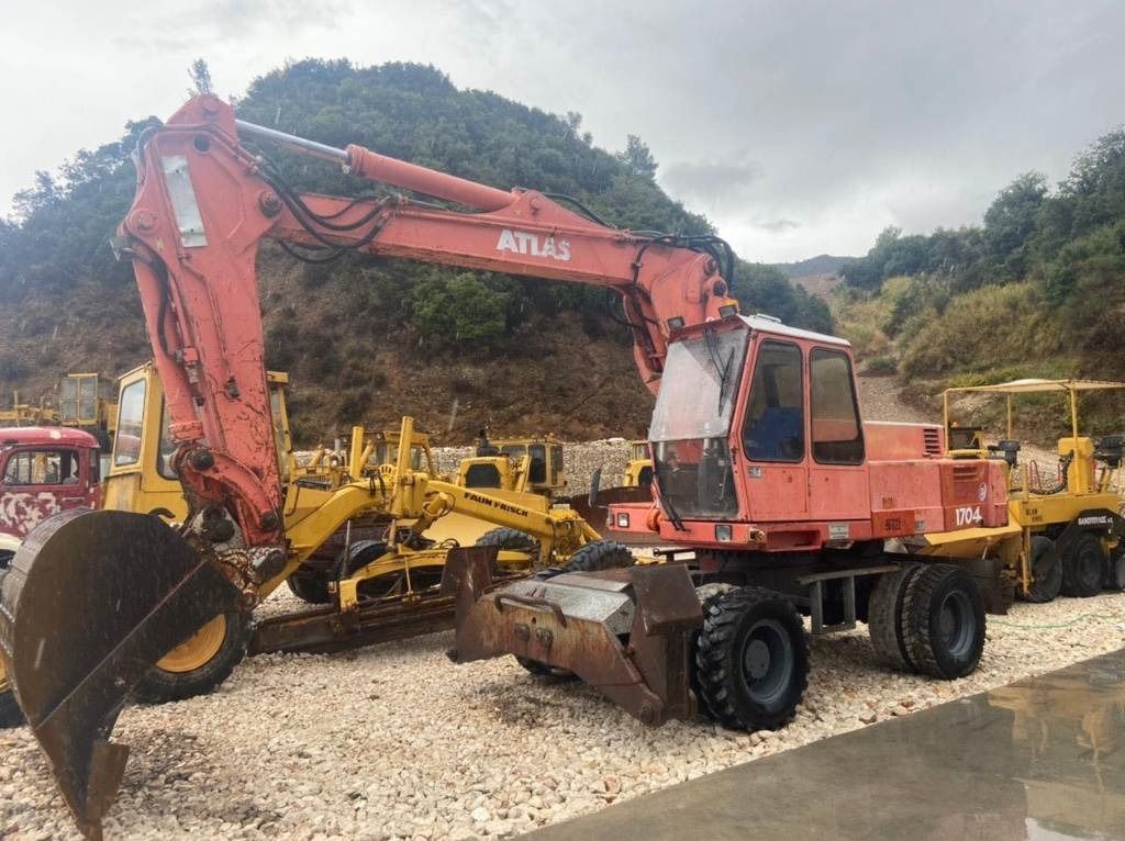 1992 Atlas 1704 wheel excavator, side view 1992 Atlas 1704 wheel excavator, side view