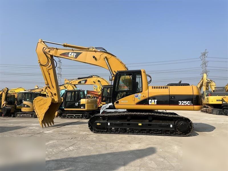 2022 Caterpillar 325CL crawler excavator, side view 2022 Caterpillar 325CL crawler excavator, side view