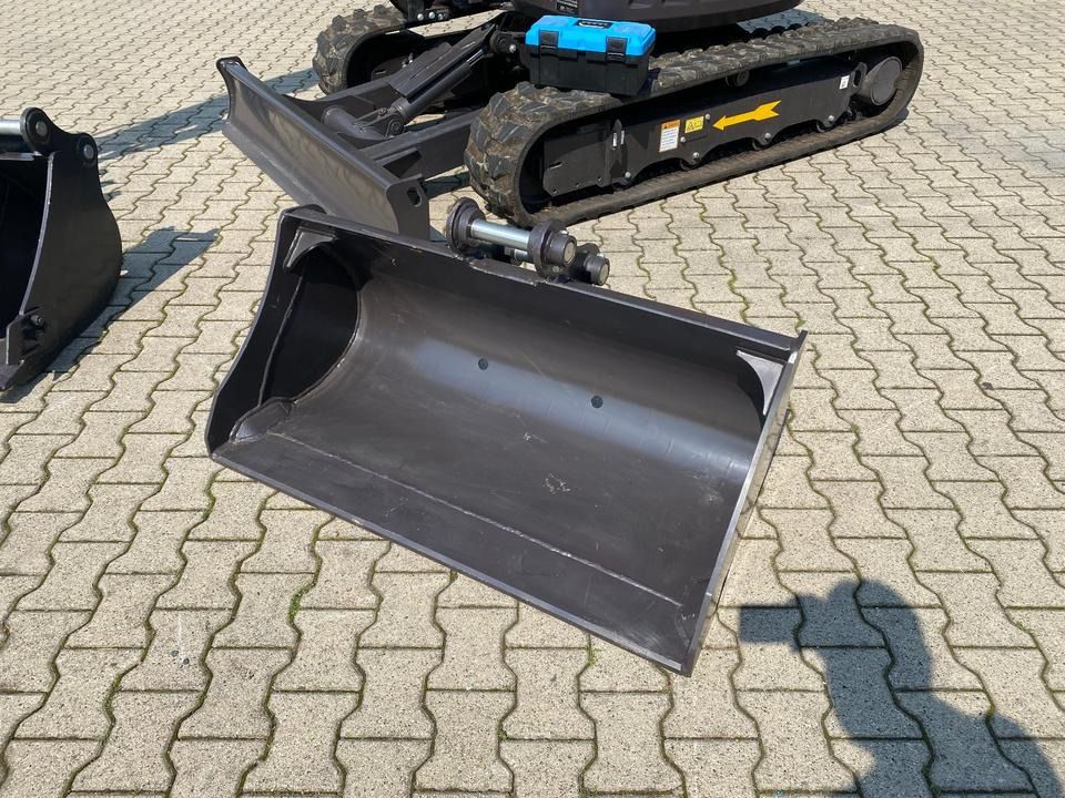 Berger Kraus BK4000KJS mini excavator bucket and tracks view Berger Kraus BK4000KJS mini excavator bucket and tracks view