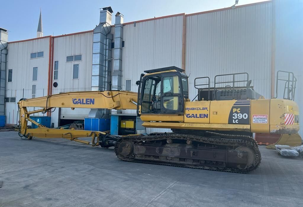 2016 Komatsu PC390 LC crawler excavator, side view 2016 Komatsu PC390 LC crawler excavator, side view