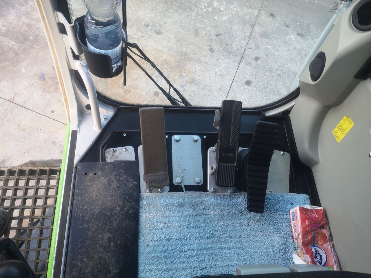 2020 Sennebogen 825 M E material handler cab interior foot pedals
