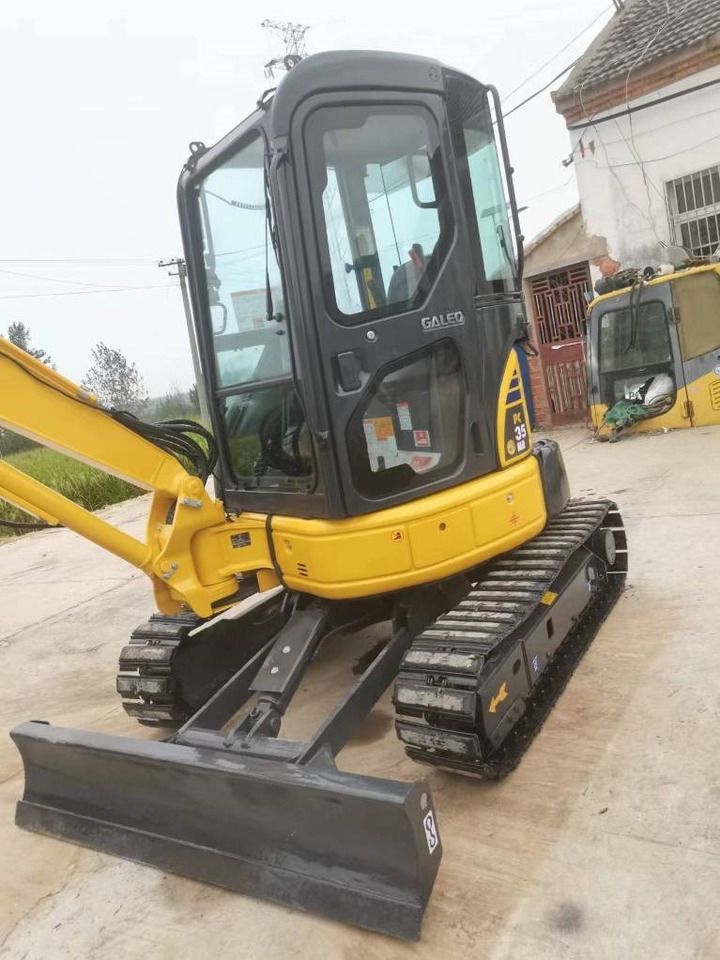 2024 Komatsu PC35 mini excavator, front three-quarter view 2024 Komatsu PC35 mini excavator, front three-quarter view