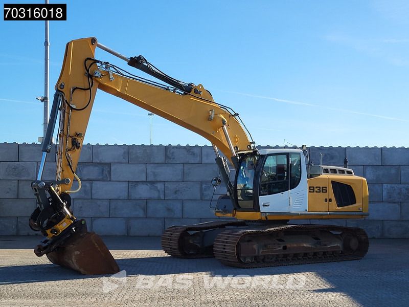 2015 Liebherr R936LC crawler excavator, side profile view