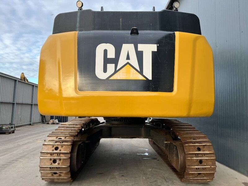 2015 Caterpillar 352F crawler excavator rear view 2015 Caterpillar 352F crawler excavator rear view