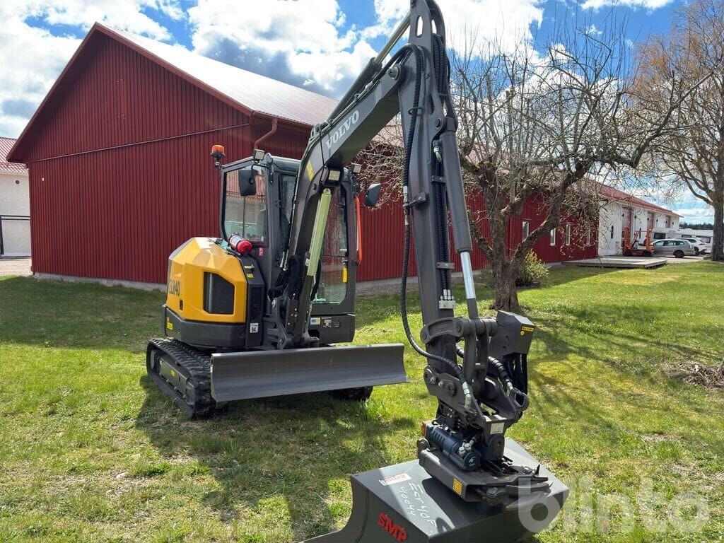 2024 Volvo ECR40F mini excavator, front three-quarter view 2024 Volvo ECR40F mini excavator, front three-quarter view
