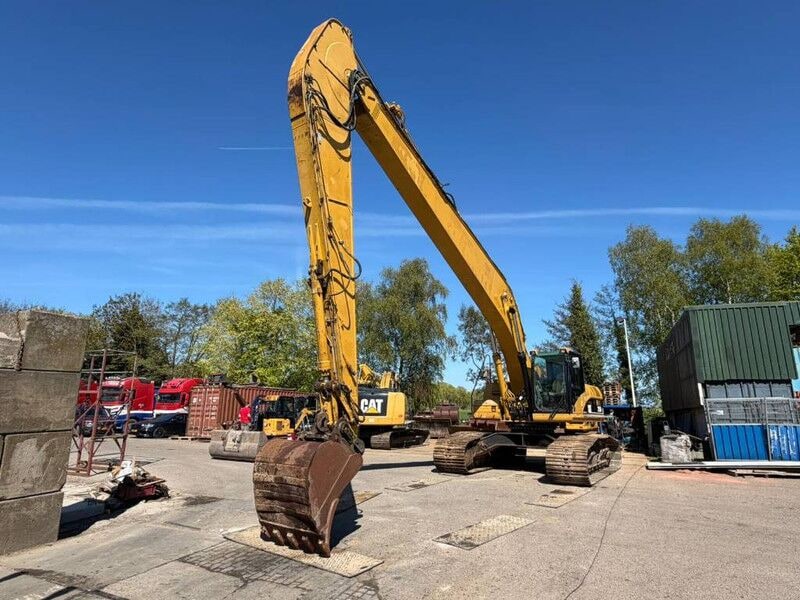 2006 Caterpillar 325D crawler excavator, low-angle side view