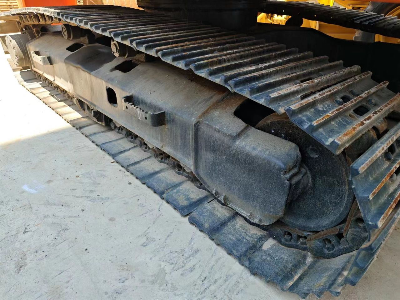 2016 Hitachi EX200-5 crawler excavator track assembly detail 2016 Hitachi EX200-5 crawler excavator track assembly detail