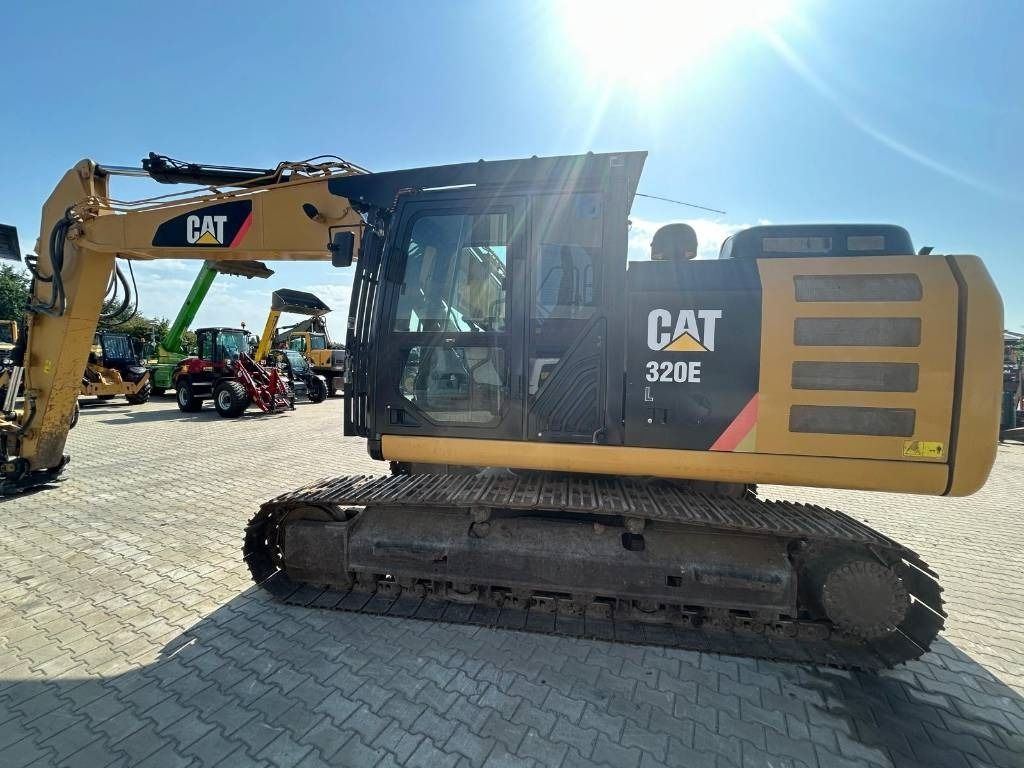 2014 Caterpillar 320EL crawler excavator, side view 2014 Caterpillar 320EL crawler excavator, side view