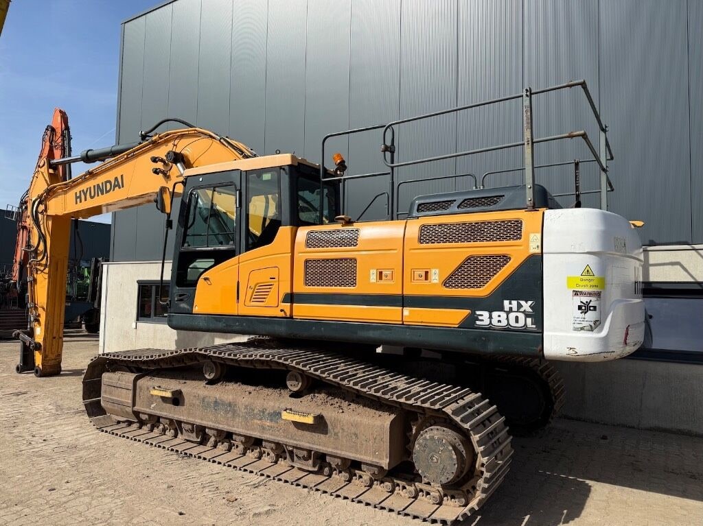 2016 Hyundai HX380L crawler excavator side view 2016 Hyundai HX380L crawler excavator side view