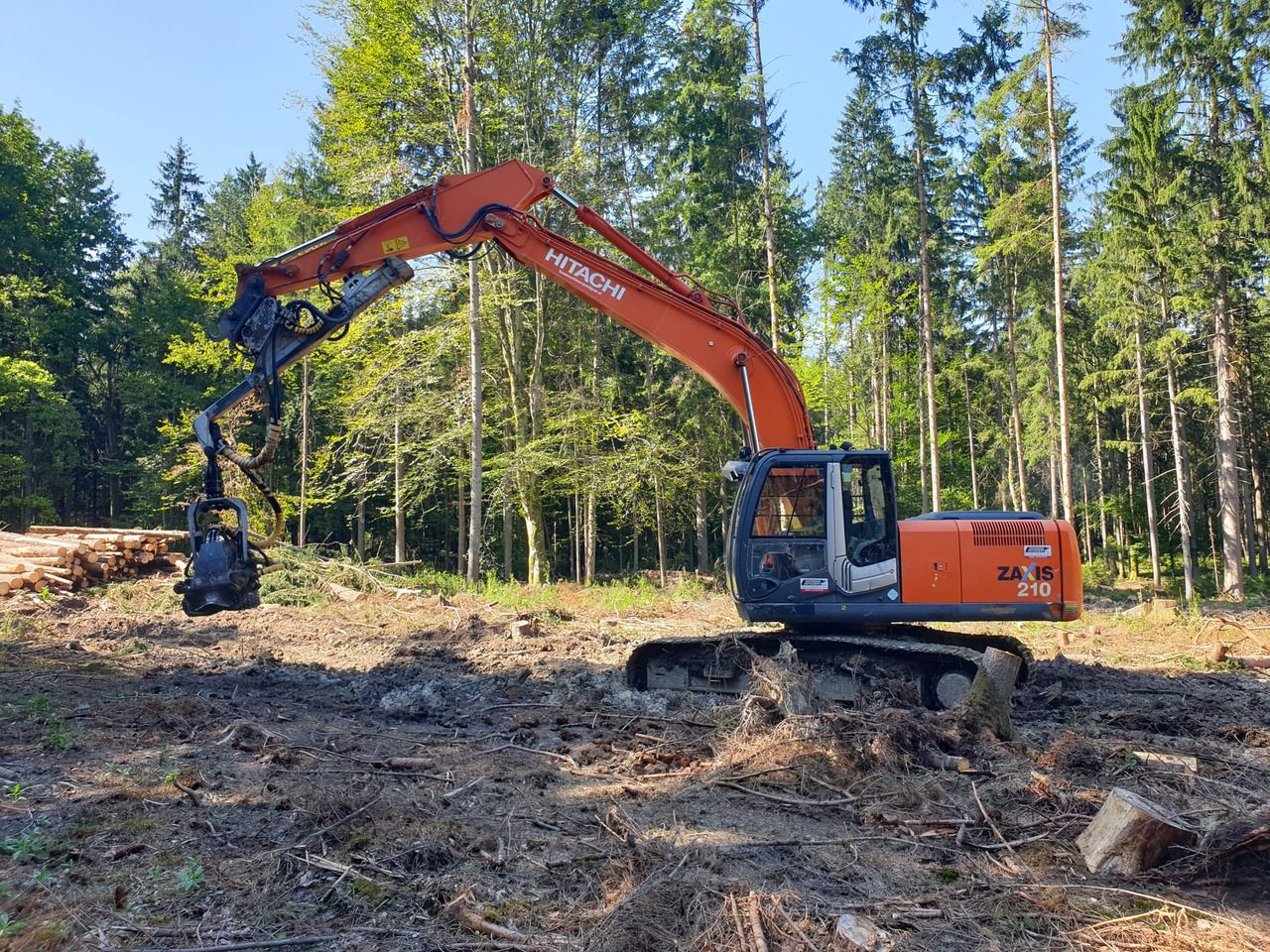 2007 Hitachi Zaxis 210 crawler excavator side view 2007 Hitachi Zaxis 210 crawler excavator side view