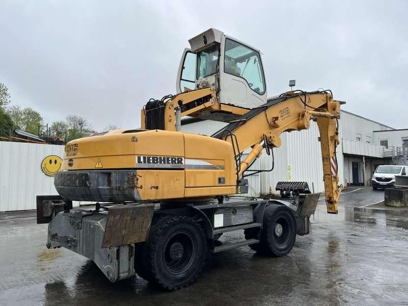2001 Liebherr A316 LITRONIC material handler, rear three-quarter view 2001 Liebherr A316 LITRONIC material handler, rear three-quarter view