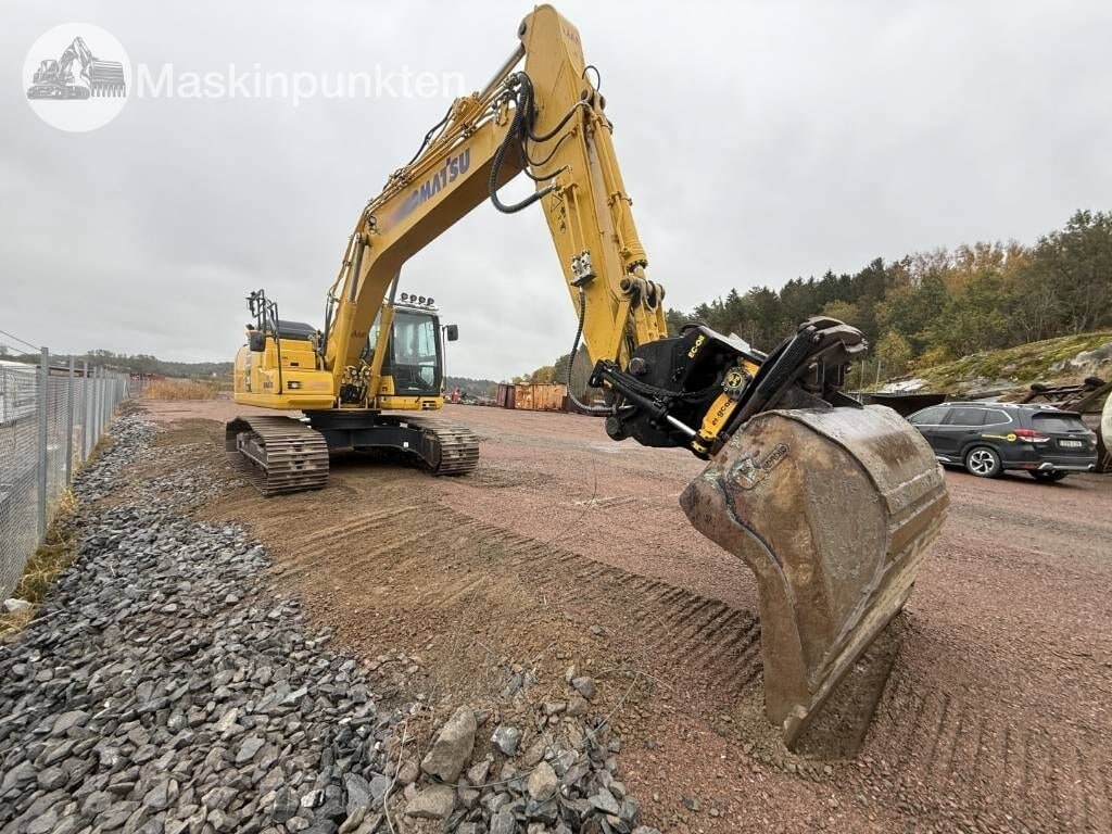 2022 Komatsu PC210LC-11 crawler excavator, side view 2022 Komatsu PC210LC-11 crawler excavator, side view