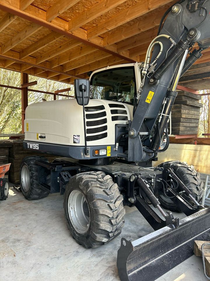 2017 Schaeff TW95 wheel excavator, side view 2017 Schaeff TW95 wheel excavator, side view