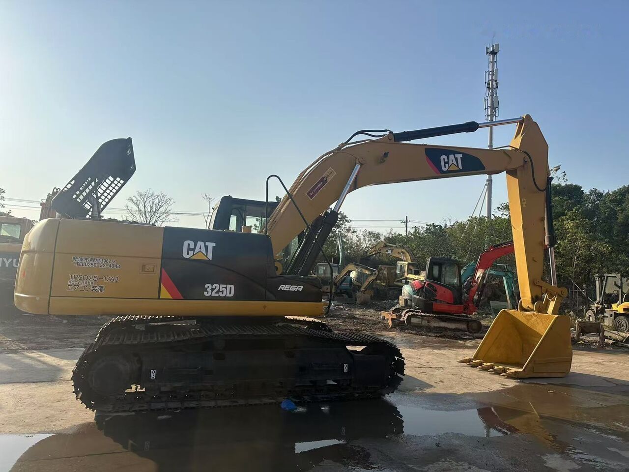 Caterpillar 325D crawler excavator, side view Caterpillar 325D crawler excavator, side view