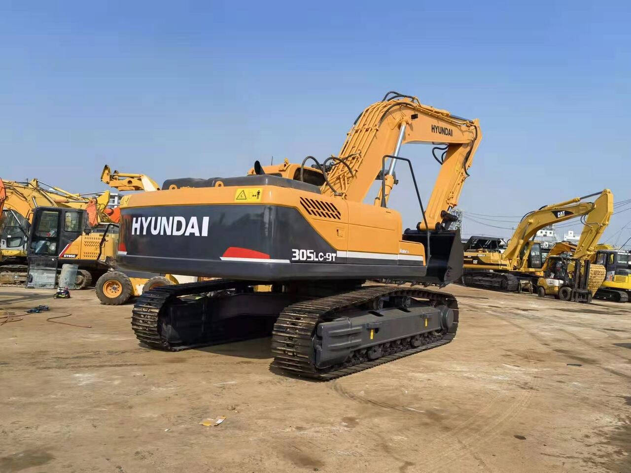 2017 Hyundai R305LC-9T crawler excavator, rear three-quarter view