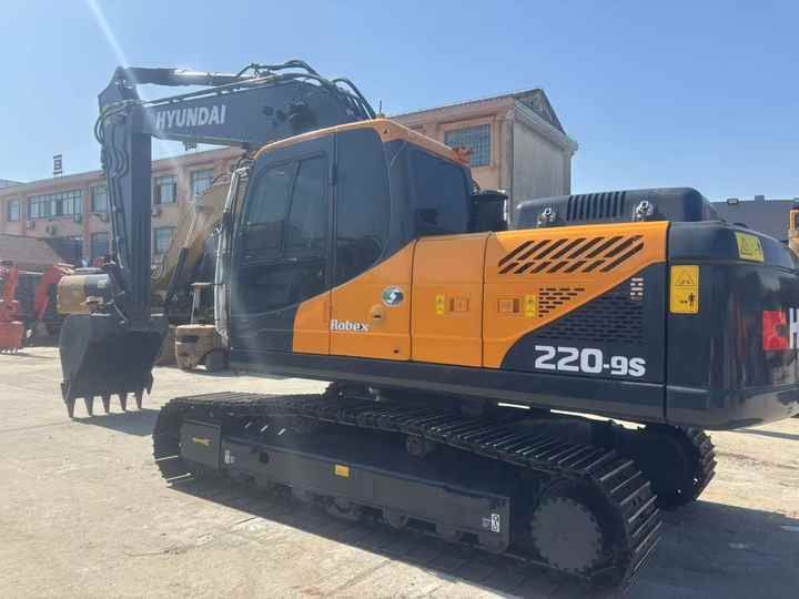 2024 Hyundai R220LC-9S crawler excavator, side view