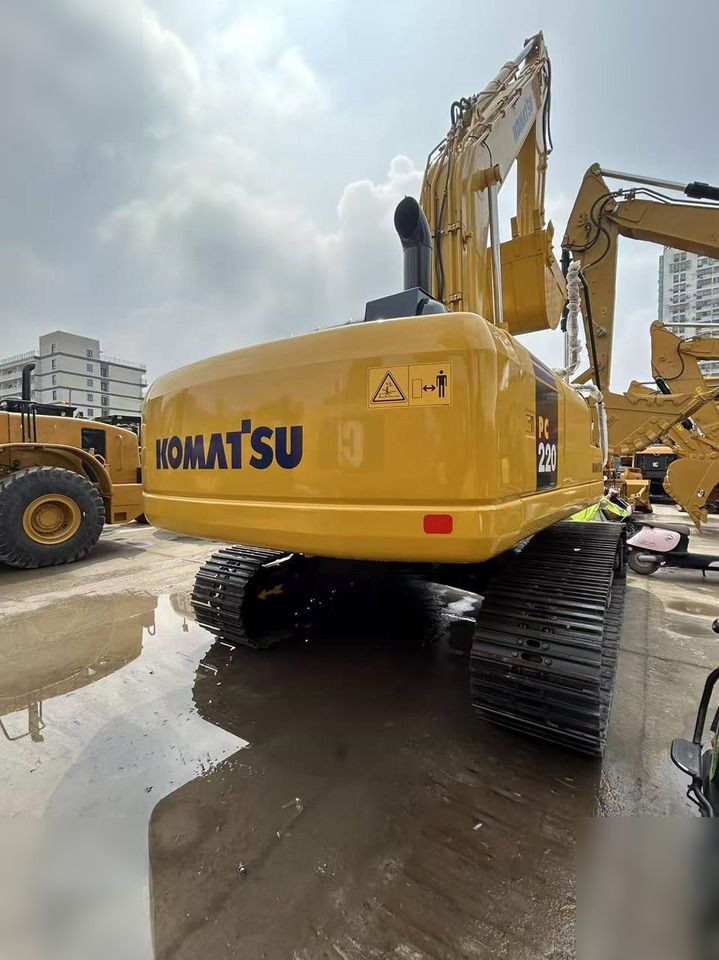 2025 Komatsu PC220-7 crawler excavator, rear three-quarter view 2025 Komatsu PC220-7 crawler excavator, rear three-quarter view