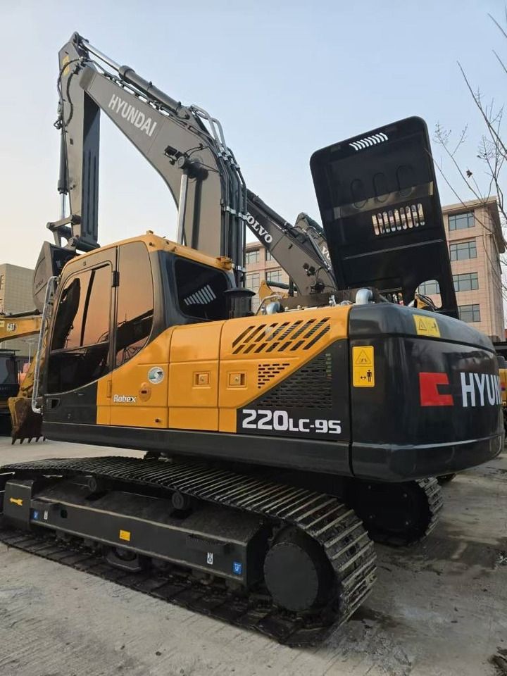 2023 Hyundai R220LC-9S crawler excavator, rear three-quarter view 2023 Hyundai R220LC-9S crawler excavator, rear three-quarter view