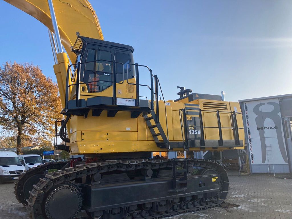 2005 Komatsu PC1250-7 crawler excavator side view 2005 Komatsu PC1250-7 crawler excavator side view