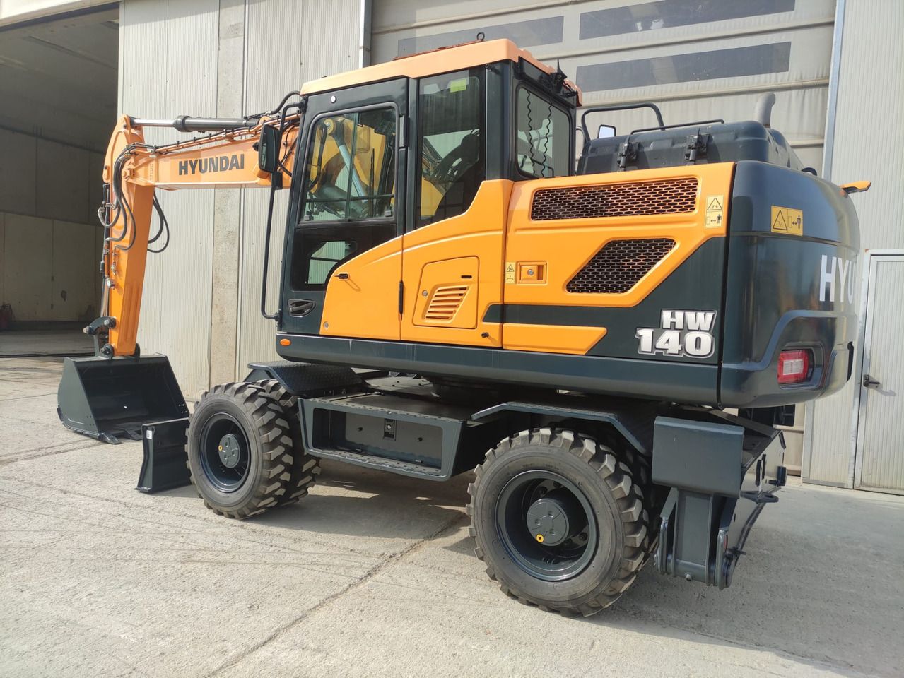 2018 Hyundai HW140-9 wheel excavator, side view