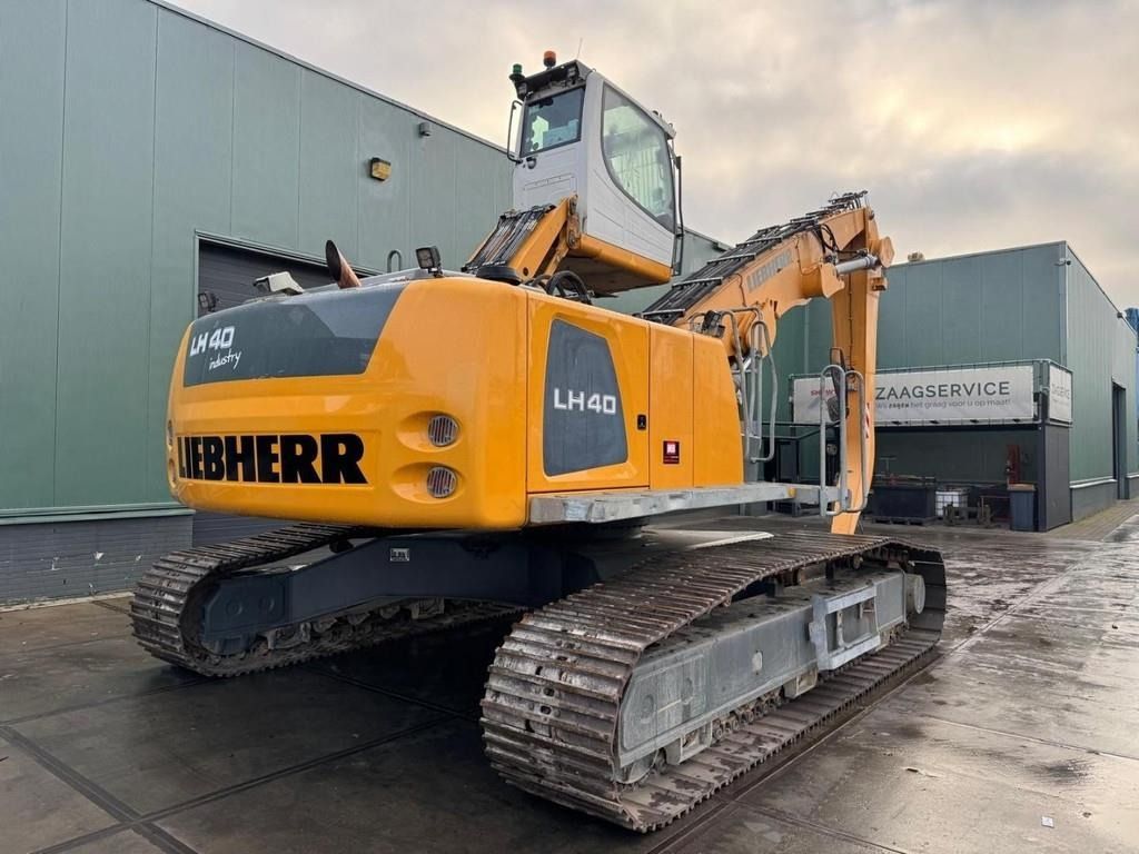2017 Liebherr LH40C EW material handler, rear three-quarter view 2017 Liebherr LH40C EW material handler, rear three-quarter view