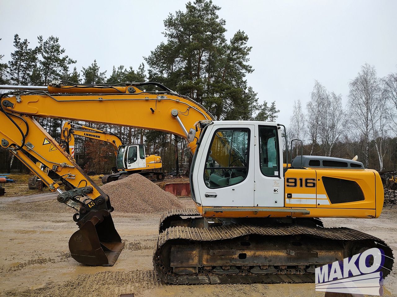 2011 Liebherr R916 LC crawler excavator, side view 2011 Liebherr R916 LC crawler excavator, side view