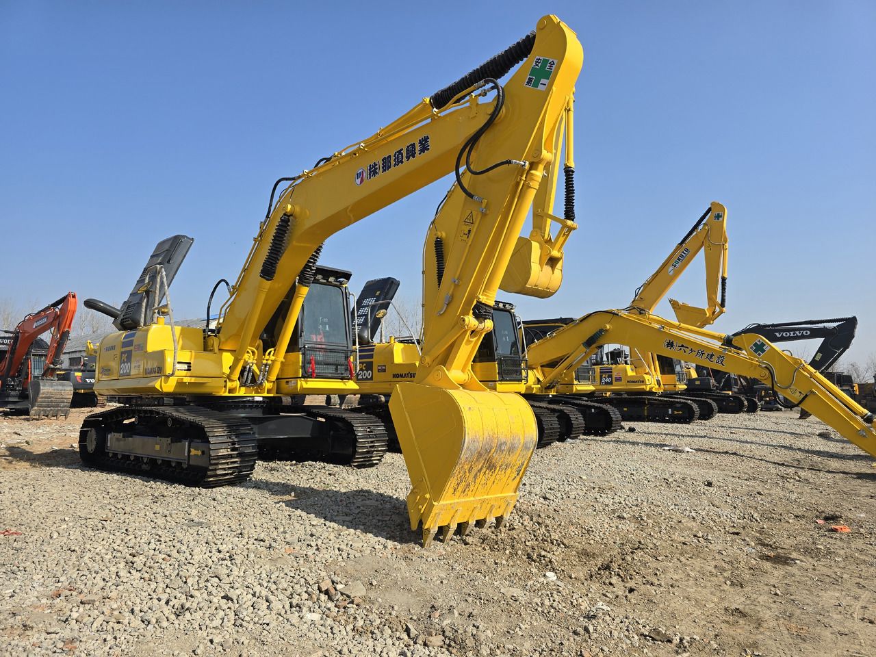 2023 Komatsu PC200-8 Raupenbagger, Frontansicht von drei Viertel