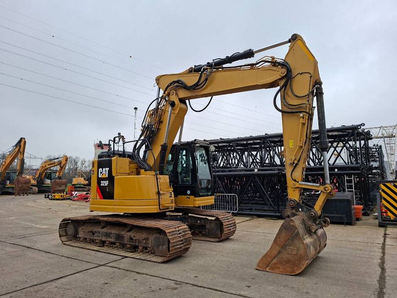 2016 Caterpillar 325FL crawler excavator, side view 2016 Caterpillar 325FL crawler excavator, side view