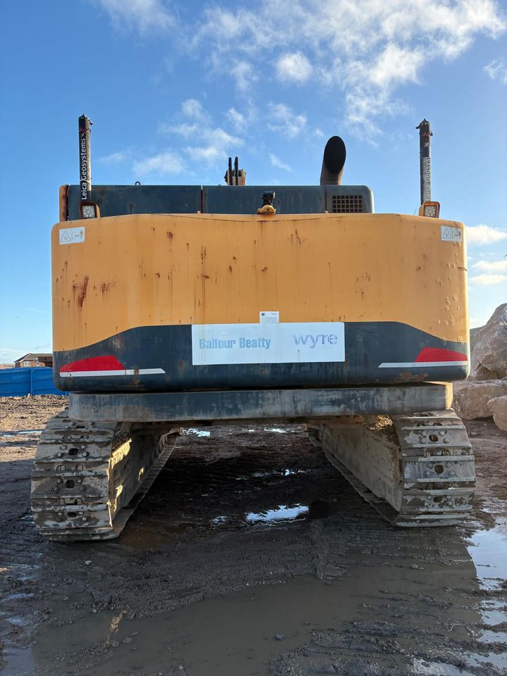2013 Hyundai R800LC-9 crawler excavator rear view 2013 Hyundai R800LC-9 crawler excavator rear view