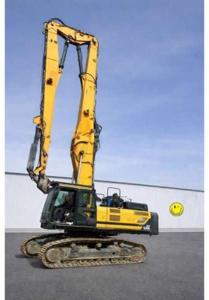 2017 Hyundai HX520L demolition excavator, side view 2017 Hyundai HX520L demolition excavator, side view