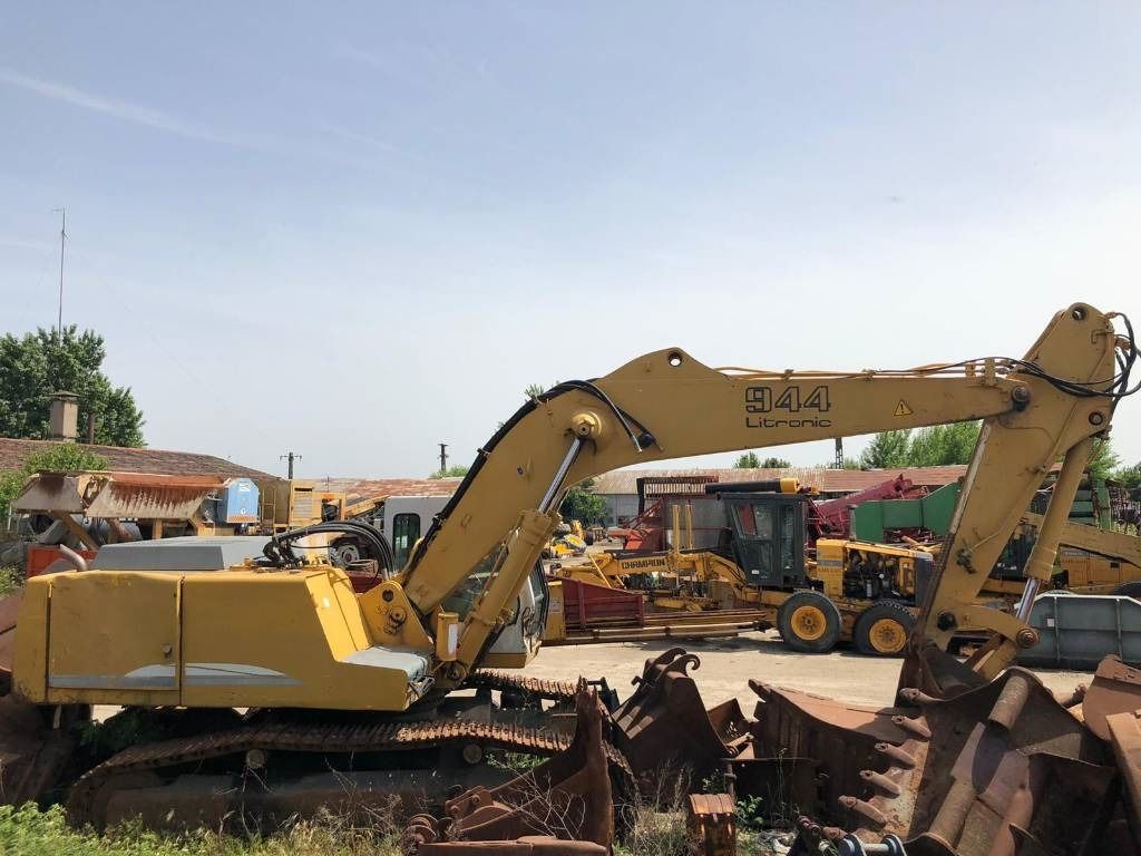 2001 Liebherr R944 Litronic crawler excavator, side profile view 2001 Liebherr R944 Litronic crawler excavator, side profile view