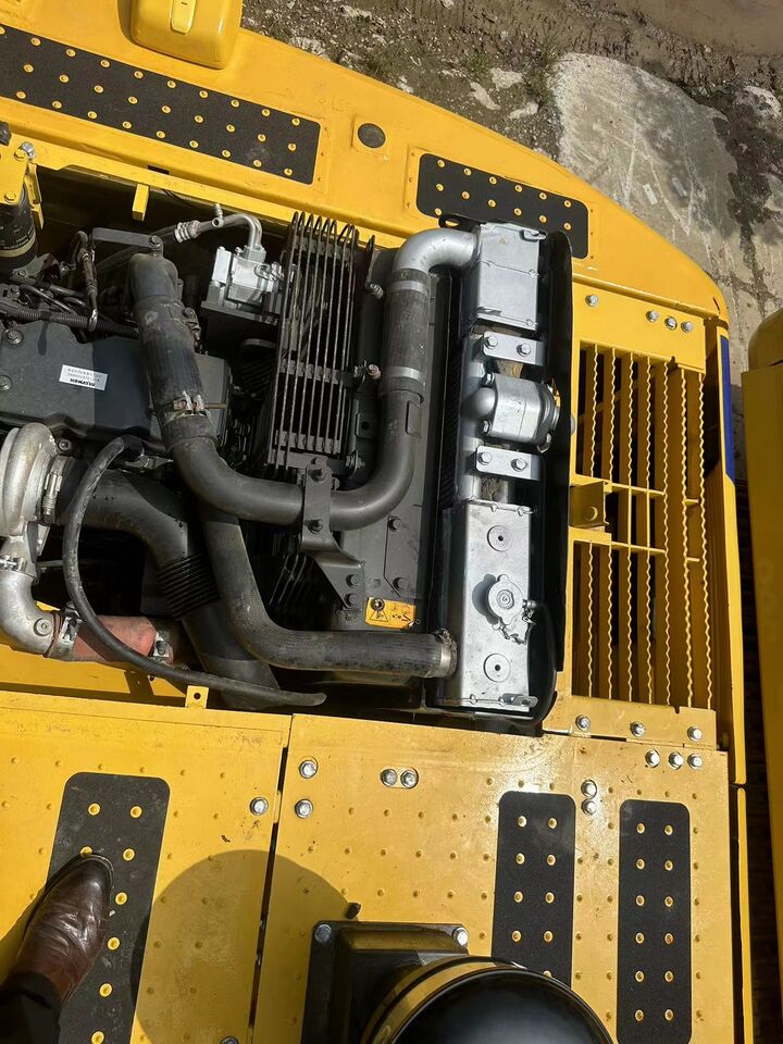 Koparka gąsienicowa Komatsu PC220-8 (2024), widok z boku