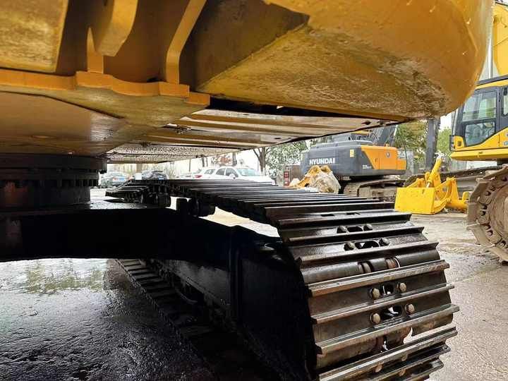 2022 Caterpillar 323D crawler excavator undercarriage view 2022 Caterpillar 323D crawler excavator undercarriage view