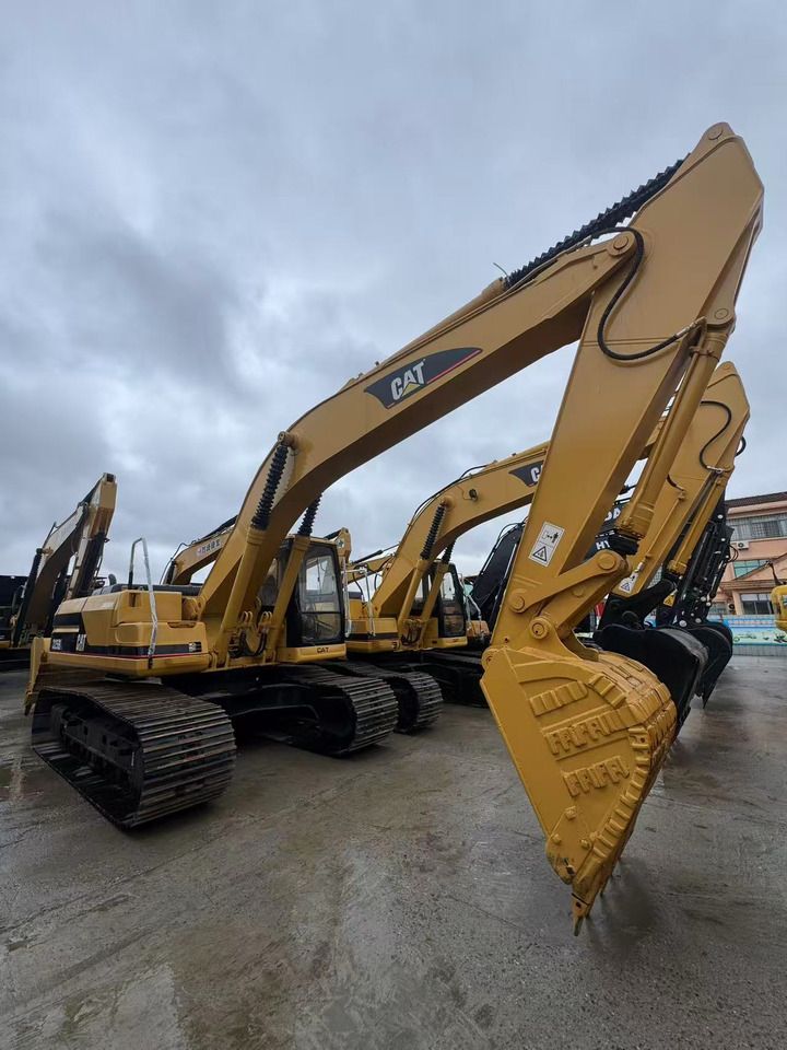 2019 Caterpillar 325BL crawler excavator, front three-quarter view 2019 Caterpillar 325BL crawler excavator, front three-quarter view