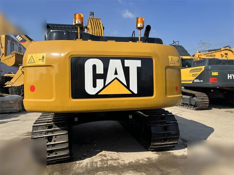 Escavadora de rastos Caterpillar 320D2 de 2020, vista traseira Escavadora de rastos Caterpillar 320D2 de 2020, vista traseira