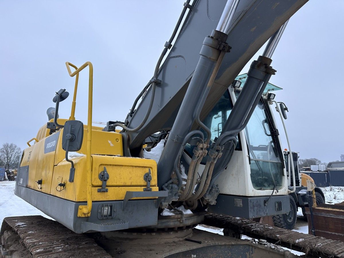 2012 Volvo EC480DL crawler excavator side view 2012 Volvo EC480DL crawler excavator side view