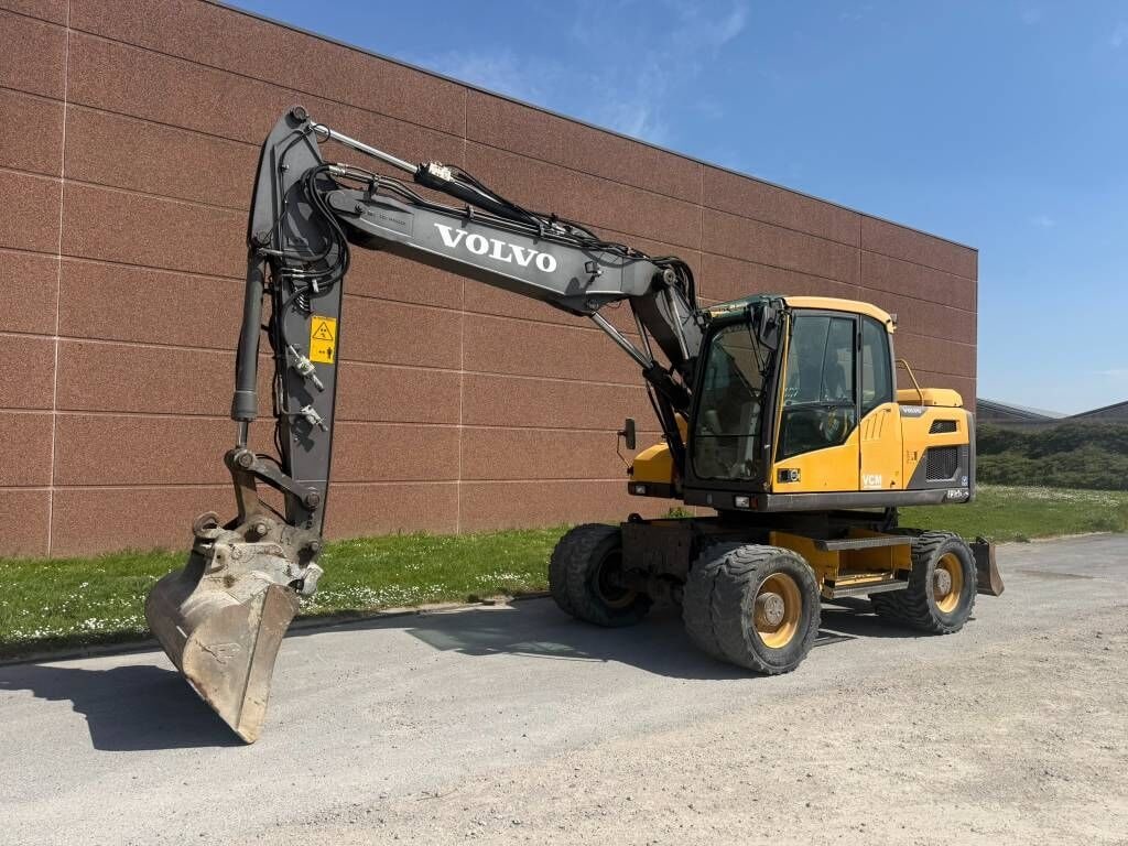 2013 Volvo EW140D wheel excavator, side view 2013 Volvo EW140D wheel excavator, side view