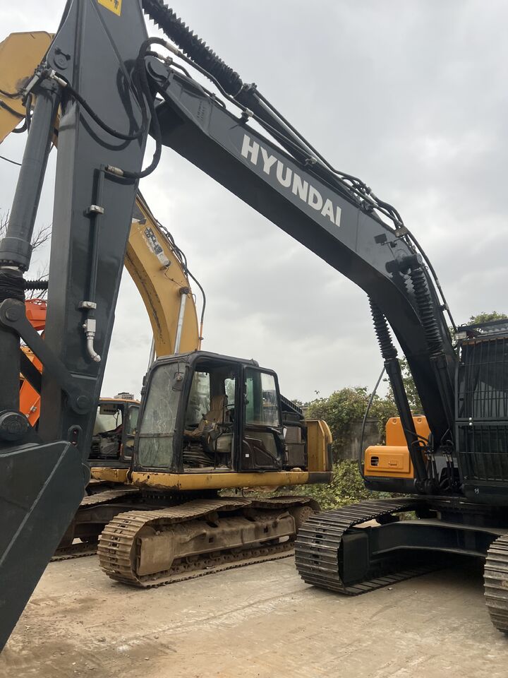 2025 Hyundai HX220HD crawler excavator side view 2025 Hyundai HX220HD crawler excavator side view