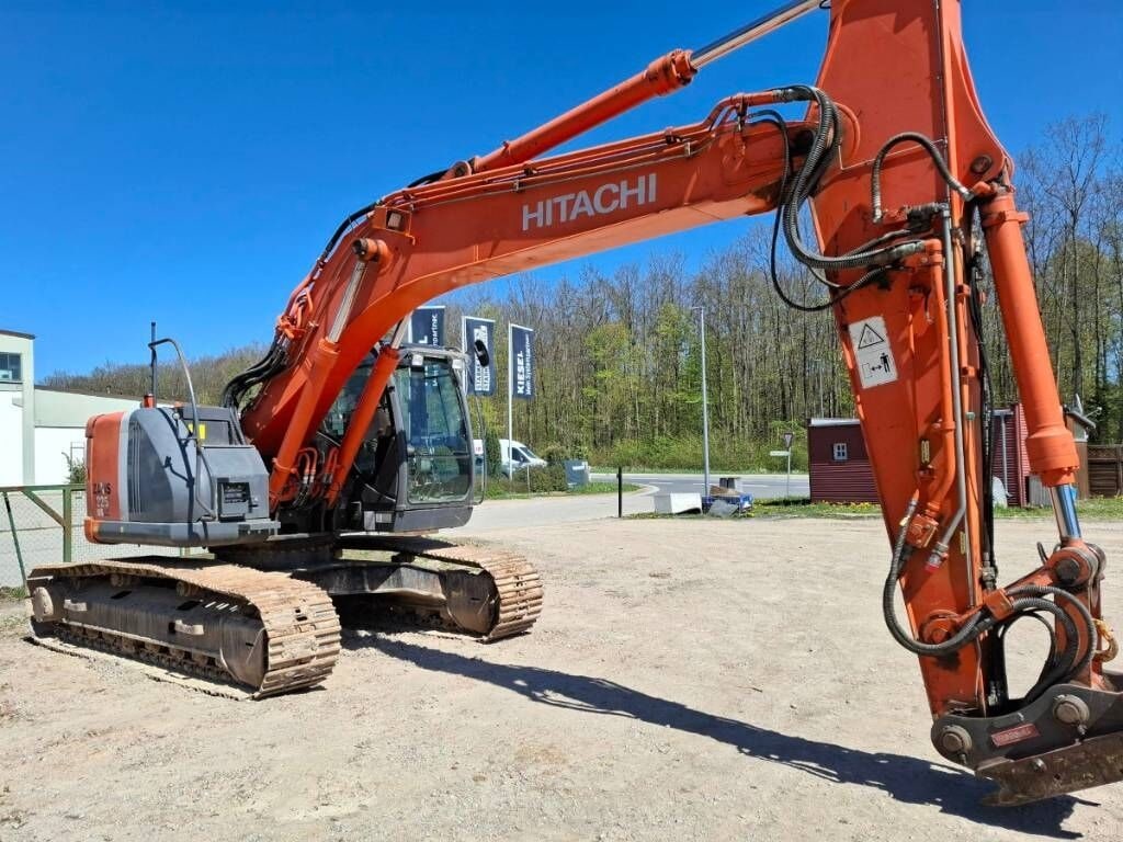 2009 Hitachi ZX225USLC-3 crawler excavator side view 2009 Hitachi ZX225USLC-3 crawler excavator side view