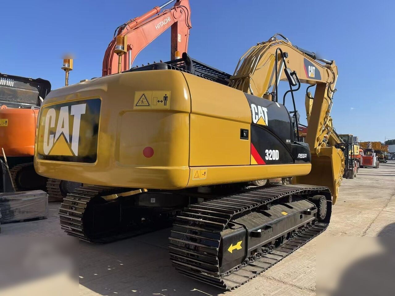 Escavatore cingolato Caterpillar 320D del 2024, vista posteriore tre quarti Escavatore cingolato Caterpillar 320D del 2024, vista posteriore tre quarti