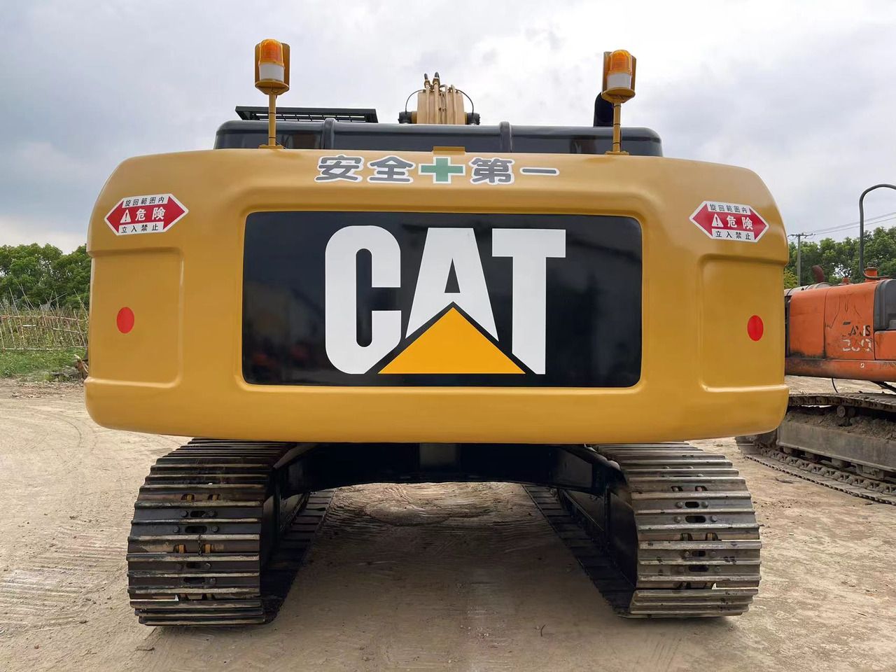2021 Caterpillar 325DL crawler excavator rear view 2021 Caterpillar 325DL crawler excavator rear view