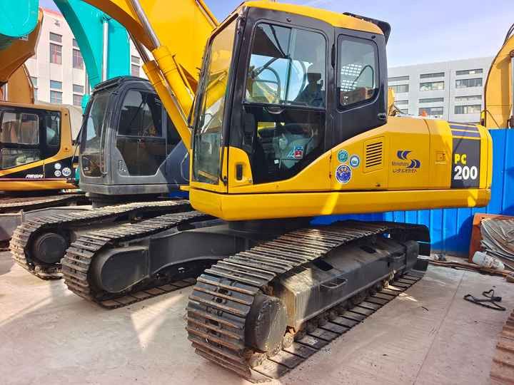 2007 Komatsu PC200-7 crawler excavator, side view