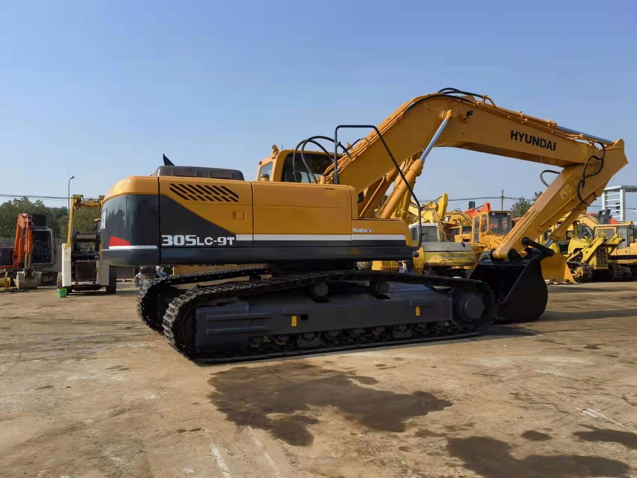 2017 Hyundai R305LC-9T crawler excavator side view