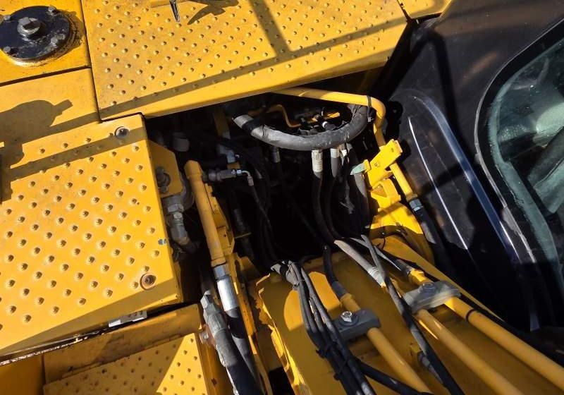 2013 JCB JS130LC crawler excavator hydraulic compartment detail 2013 JCB JS130LC crawler excavator hydraulic compartment detail