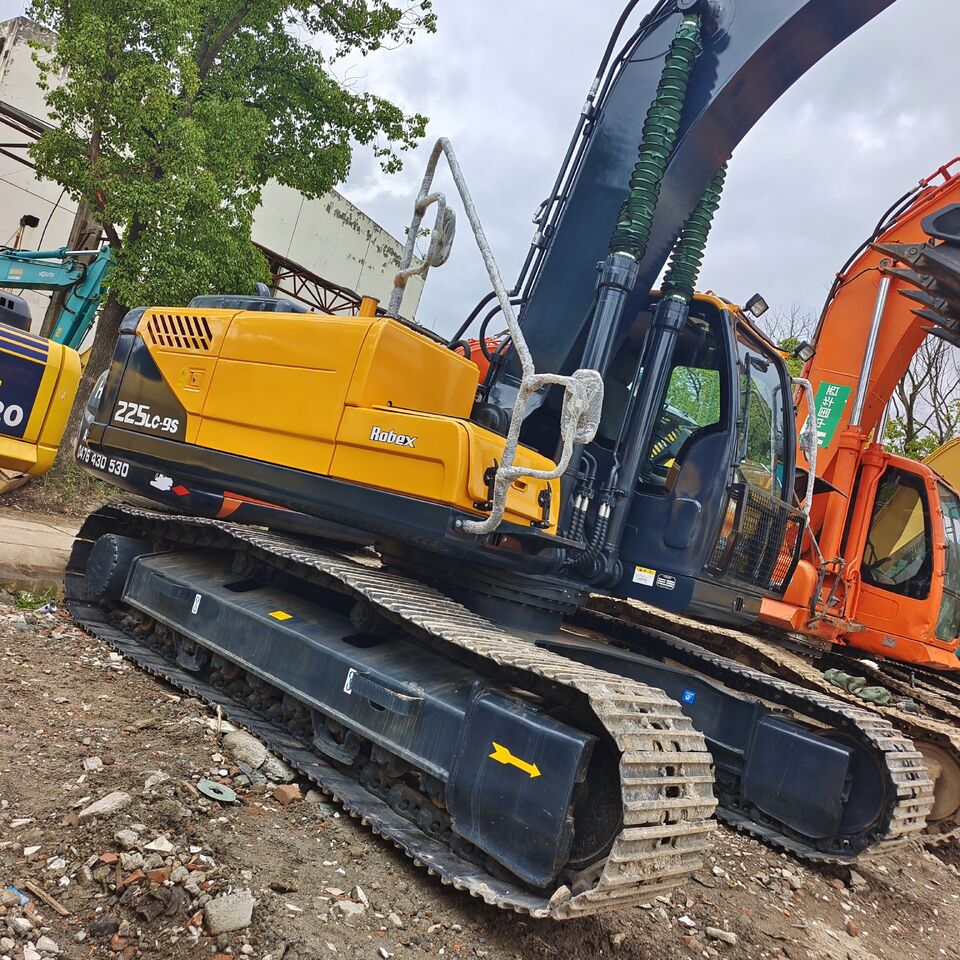 2024 Hyundai 225LC-9S crawler excavator, side view 2024 Hyundai 225LC-9S crawler excavator, side view