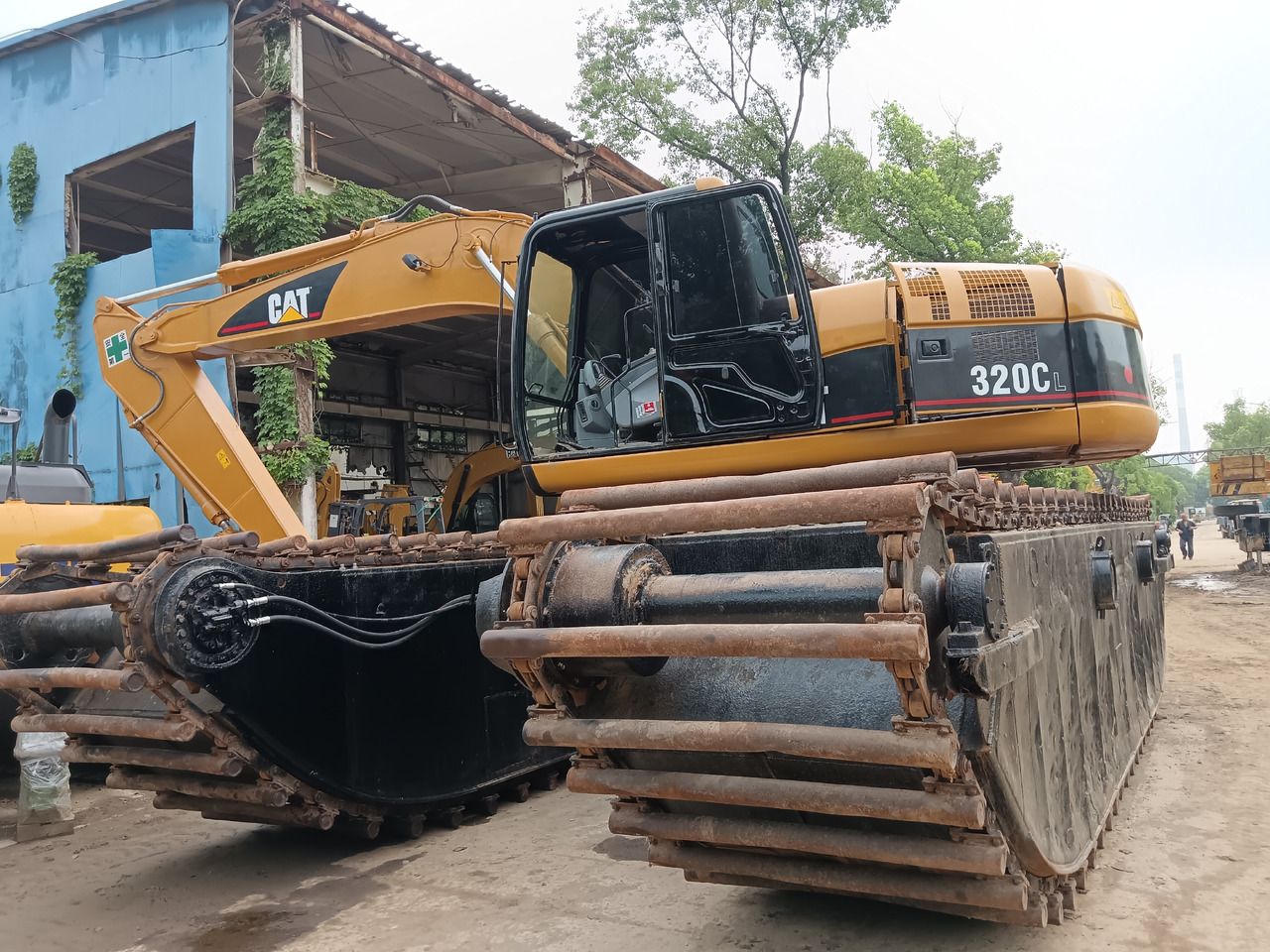2024 Caterpillar 320CL Amphibienbagger, Frontansicht von drei Viertel 2024 Caterpillar 320CL Amphibienbagger, Frontansicht von drei Viertel