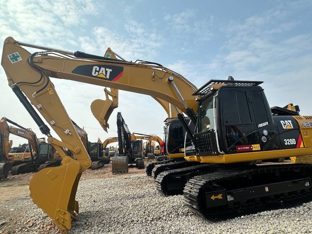 2024 Caterpillar 320D paletli ekskavatör yandan görünüm