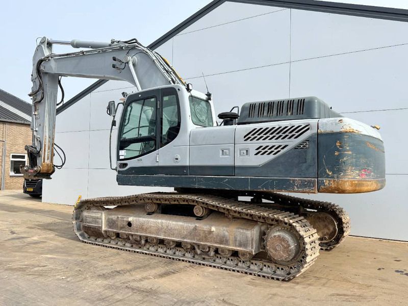 2012 Hyundai R380NLC-9 crawler excavator, side view 2012 Hyundai R380NLC-9 crawler excavator, side view