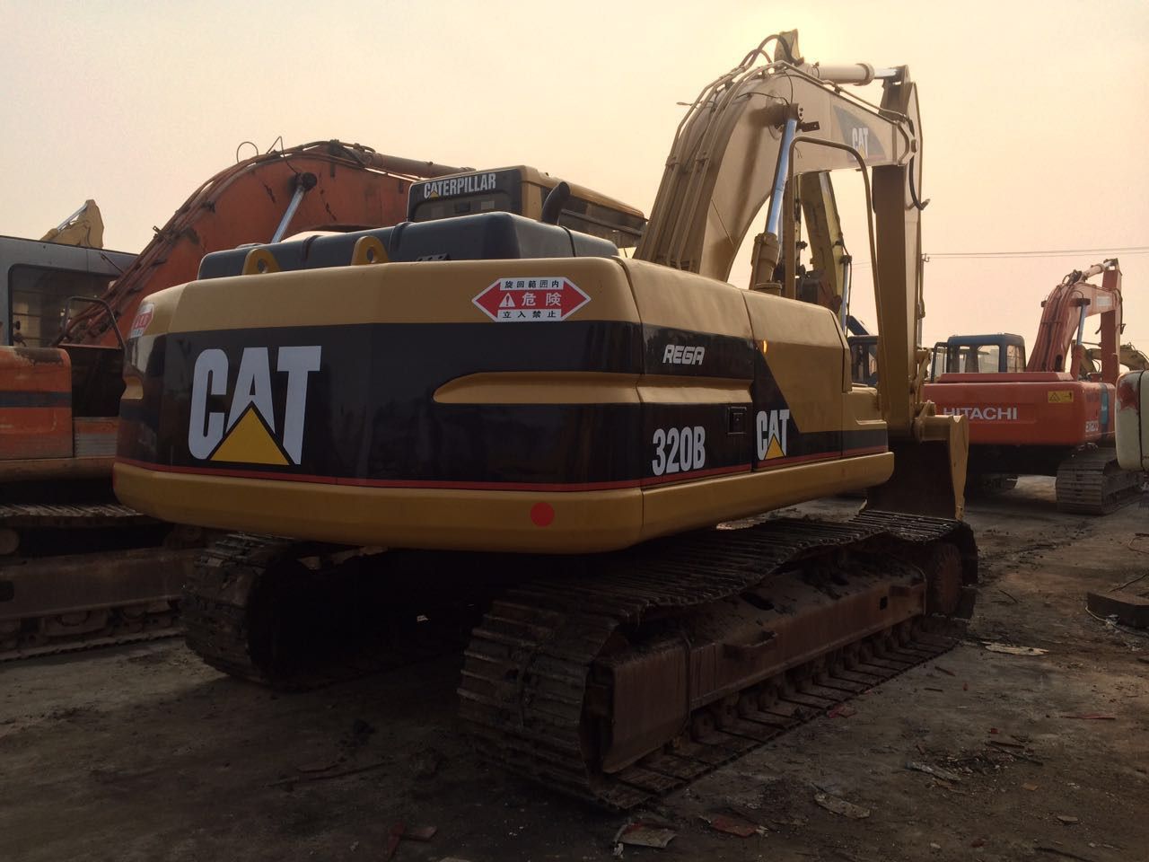 2008 Caterpillar 320B crawler excavator, rear three-quarter view 2008 Caterpillar 320B crawler excavator, rear three-quarter view